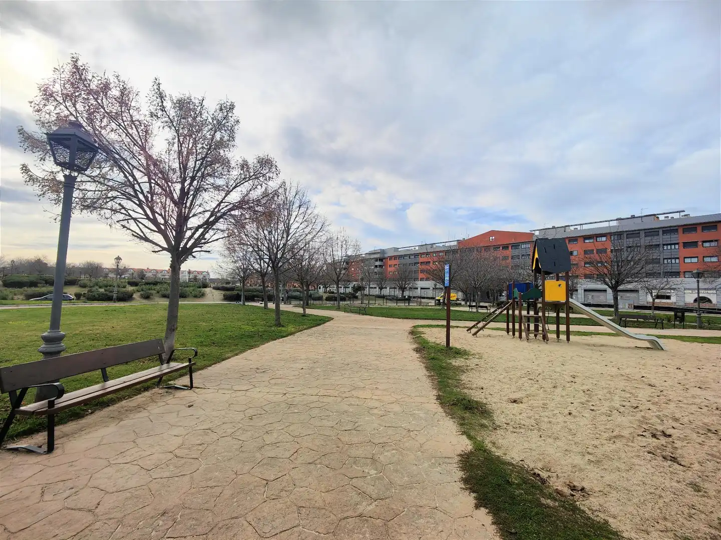 Außenansicht von Wohnung zum Verkauf in Valdemoro mit Klimaanlage, Parkett und Abstellraum