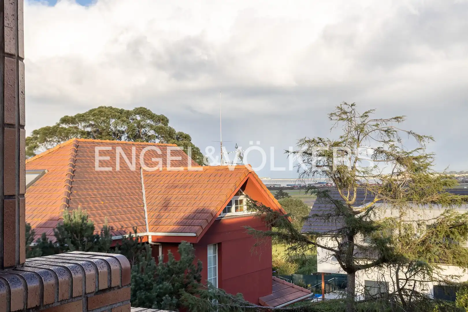 Vista exterior de Casa o xalet en venda en Camargo amb Calefacció, Jardí privat i Parquet
