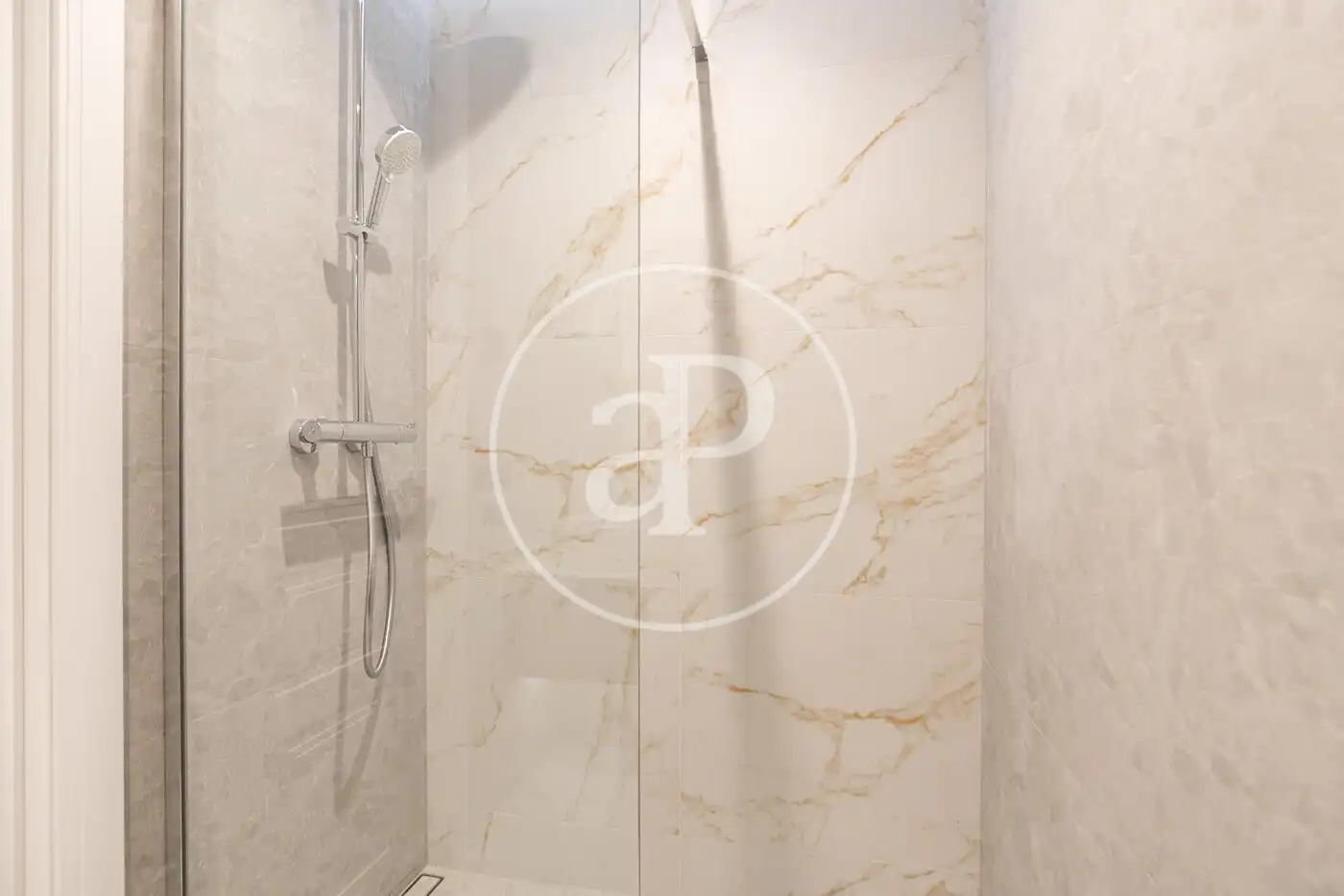 Bathroom of Flat for sale in Barcelona  with Air Conditioner, Heating and Balcony