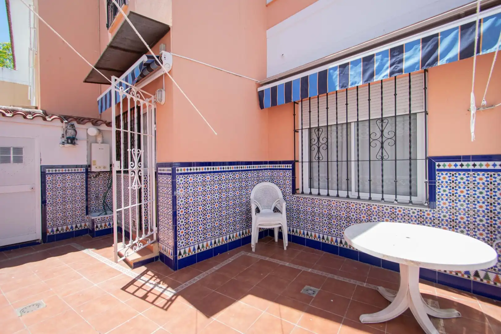 Terrasse von Einfamilien-Reihenhaus zum Verkauf in Sevilla mit Klimaanlage und Heizung