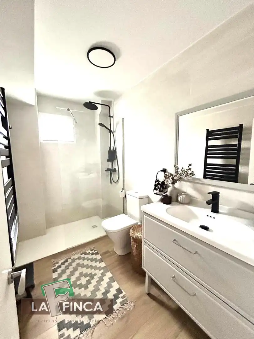 Baño de Piso en venta en Oviedo  con Calefacción, Terraza y Trastero
