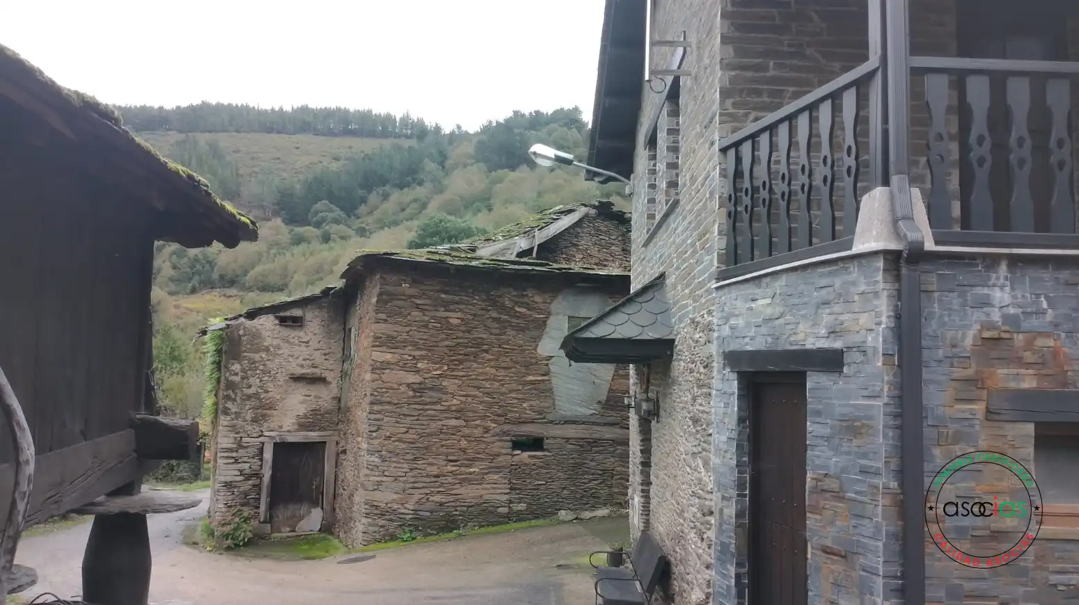 Vista exterior de Casa adosada en venda en Pesoz