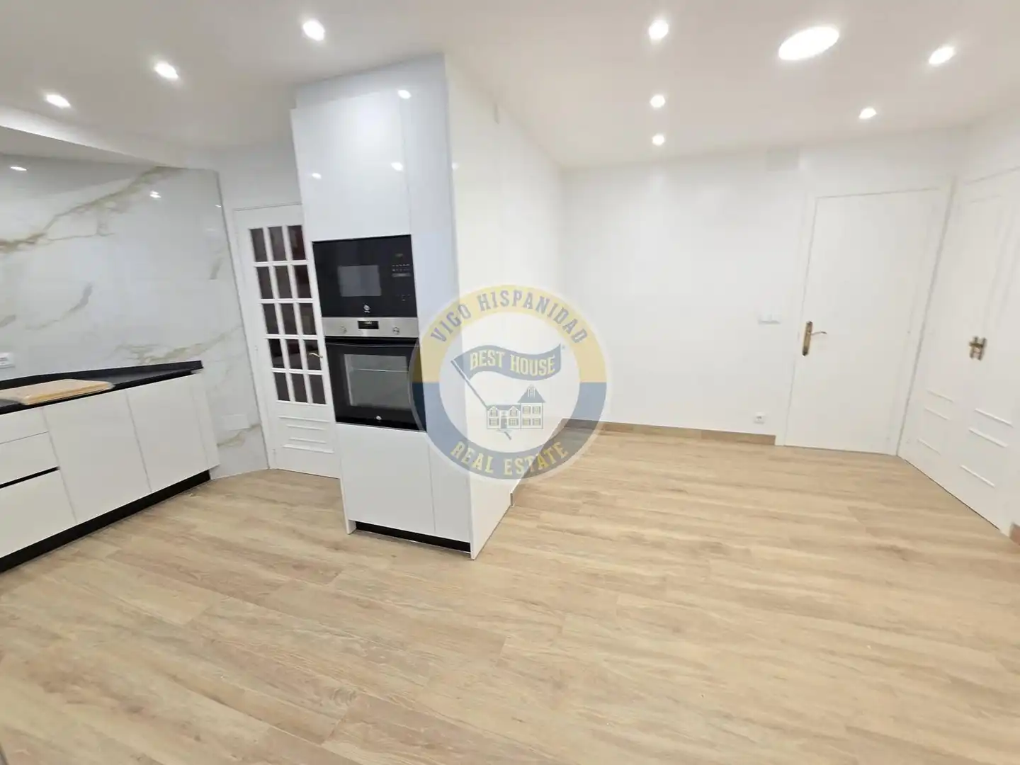 Cocina de Piso de alquiler en Vigo  con Calefacción, Parquet y Balcón