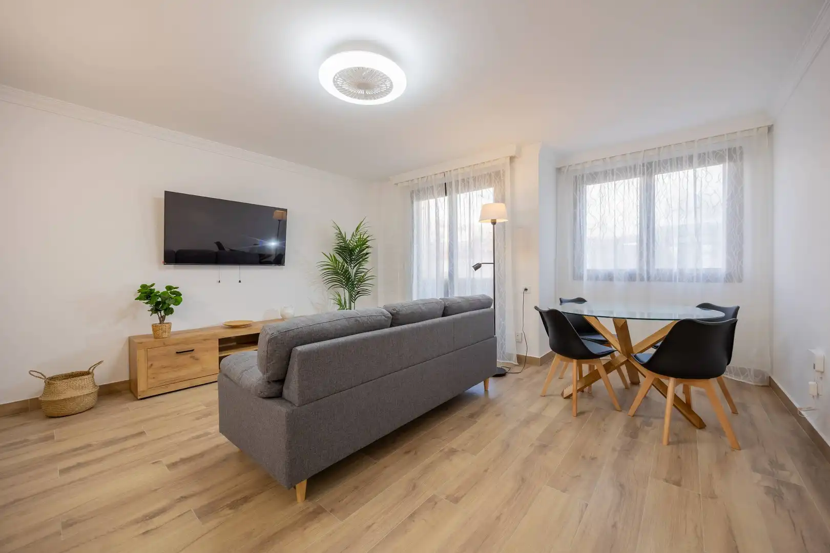 Sala d'estar de Pis de lloguer en Las Palmas de Gran Canaria amb Moblat, Balcó i Alarma