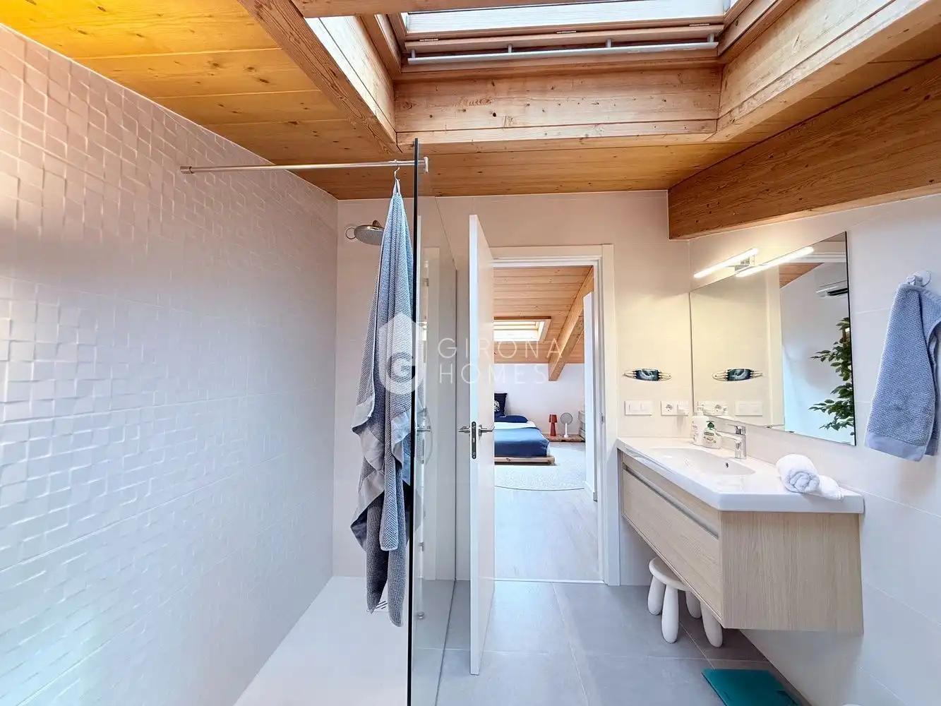 Bathroom of Apartments for rent in Girona  with Air Conditioner, Terrace and Furnished