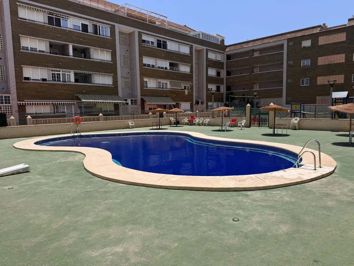 Piscina de Pis en venda en Roquetas de Mar amb Aire condicionat, Terrassa i Piscina comunitària