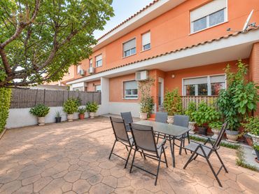 Chalet con balcón en venta en Calle Turmalina 8