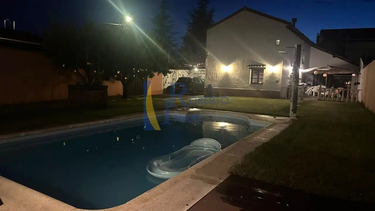 Piscina de Casa o chalet en venta en Cubillas de los Oteros con Calefacción, Jardín privado y Piscina