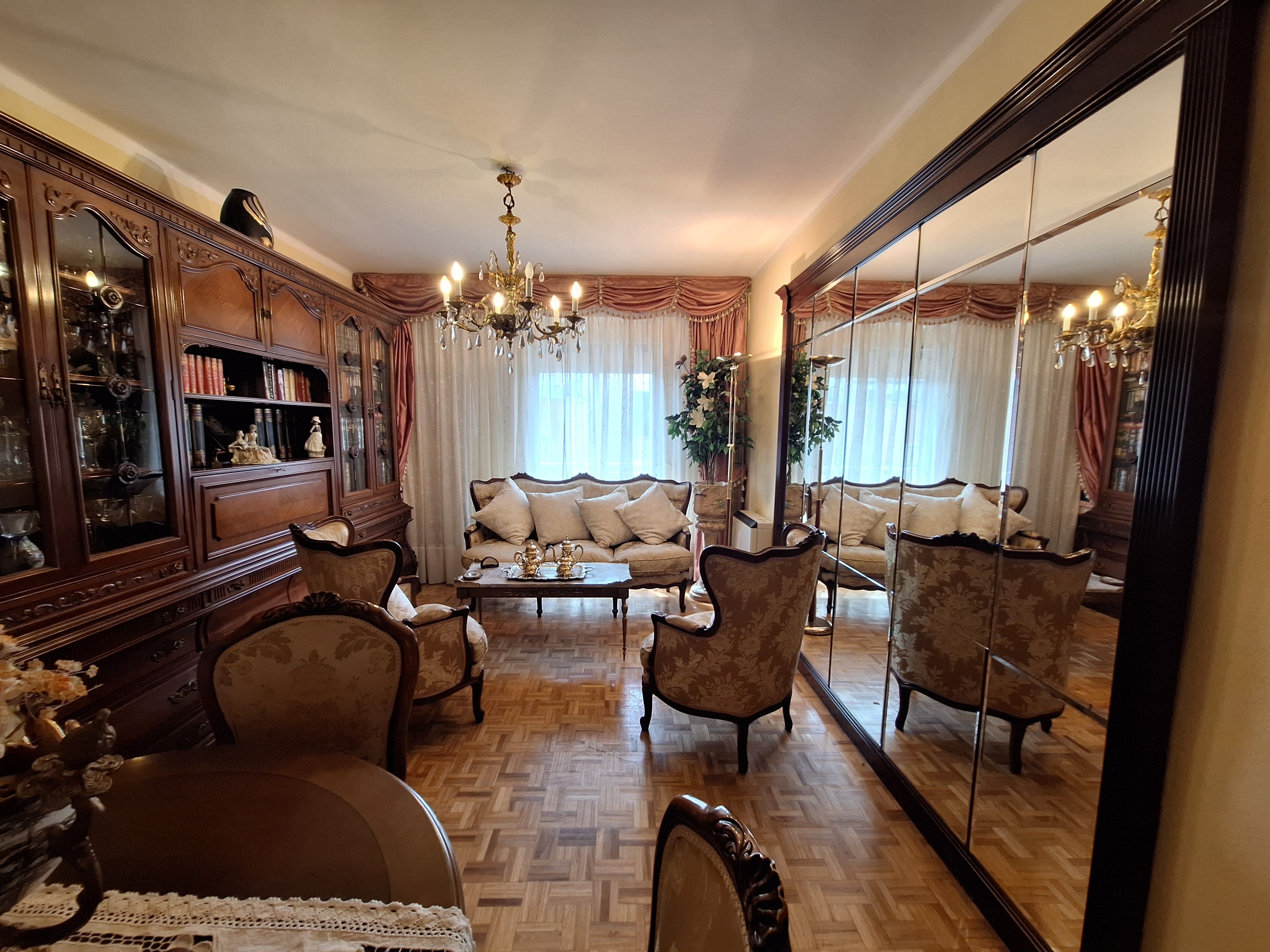 Sala d'estar de Pis en venda en  Madrid Capital amb Calefacció i Terrassa