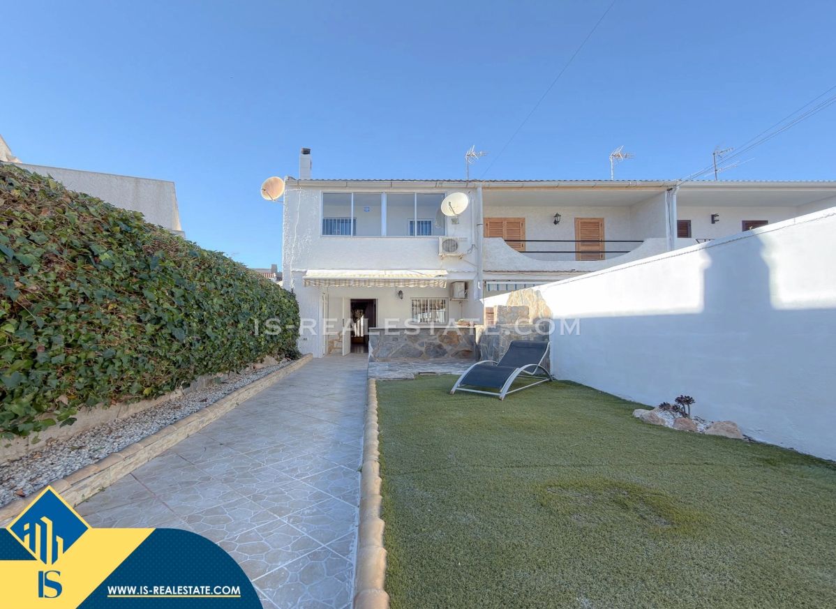 Vista exterior de Casa o xalet en venda en Torrevieja amb Aire condicionat, Calefacció i Jardí privat
