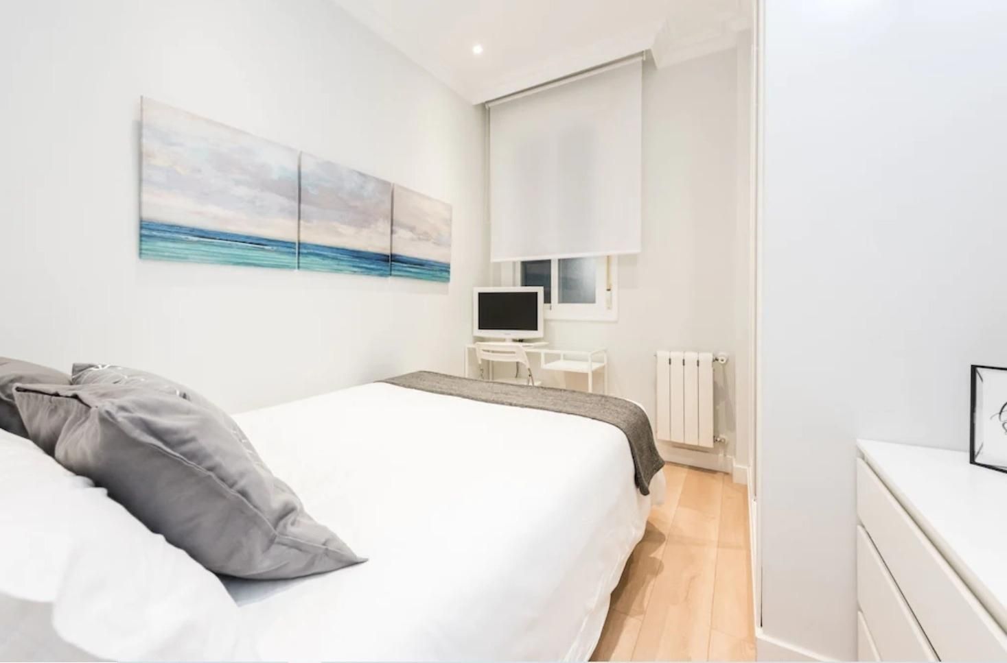 Dormitori de Apartament de lloguer en Bilbao  amb Aire condicionat i Balcó