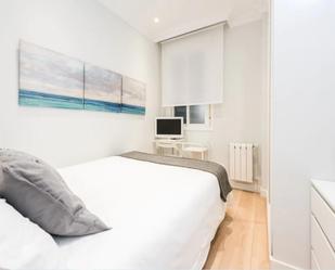 Dormitori de Apartament de lloguer en Bilbao  amb Aire condicionat i Balcó