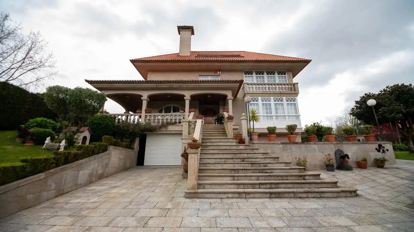 Vista exterior de Casa o xalet en venda en Culleredo amb Jardí privat, Terrassa i Traster