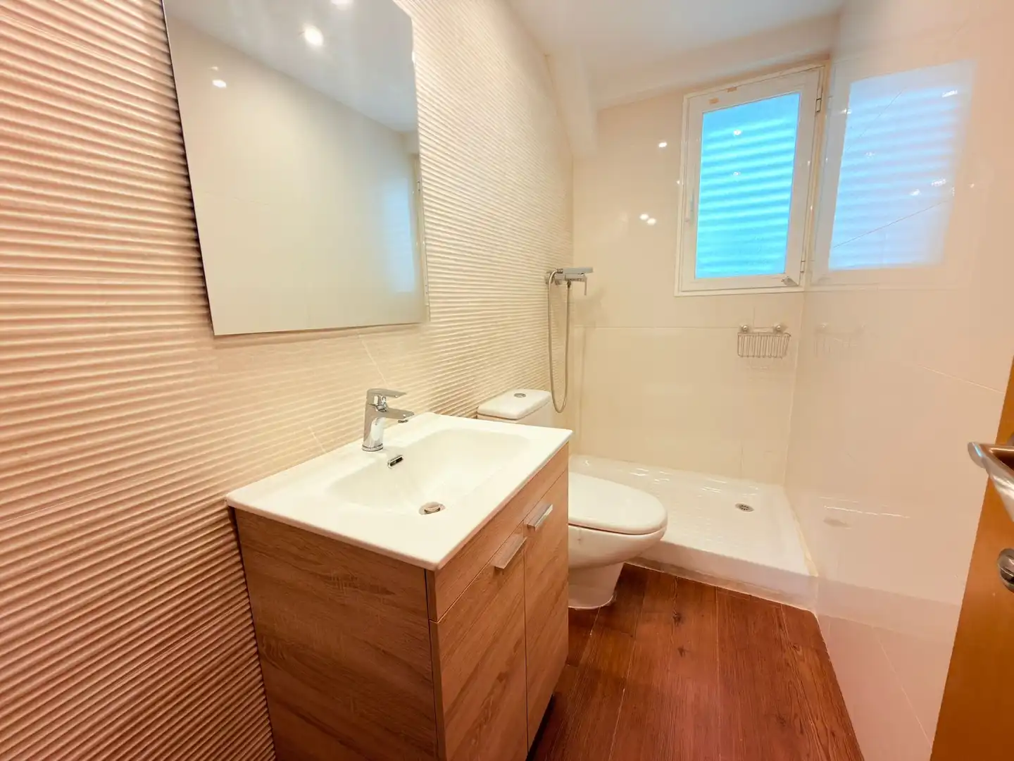 Bathroom of Flat for rent in Valencia  with Air Conditioner, Heating and Furnished