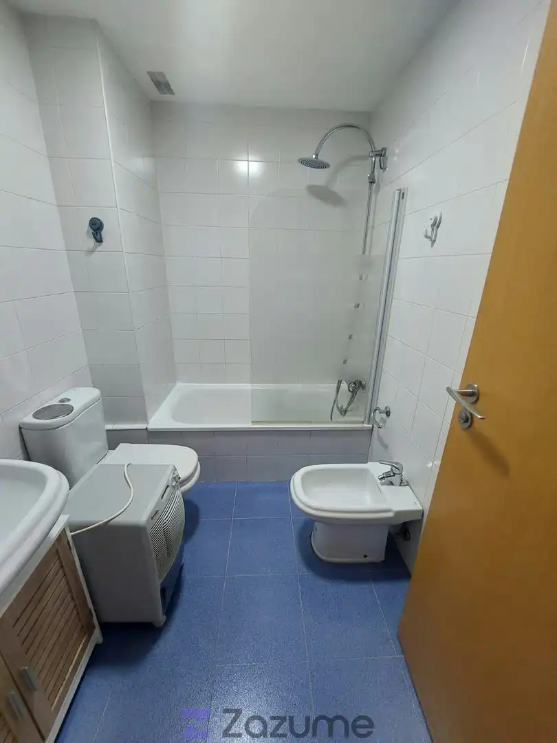 Baño de Piso de alquiler en Pontevedra Capital  con Calefacción, Trastero y Amueblado
