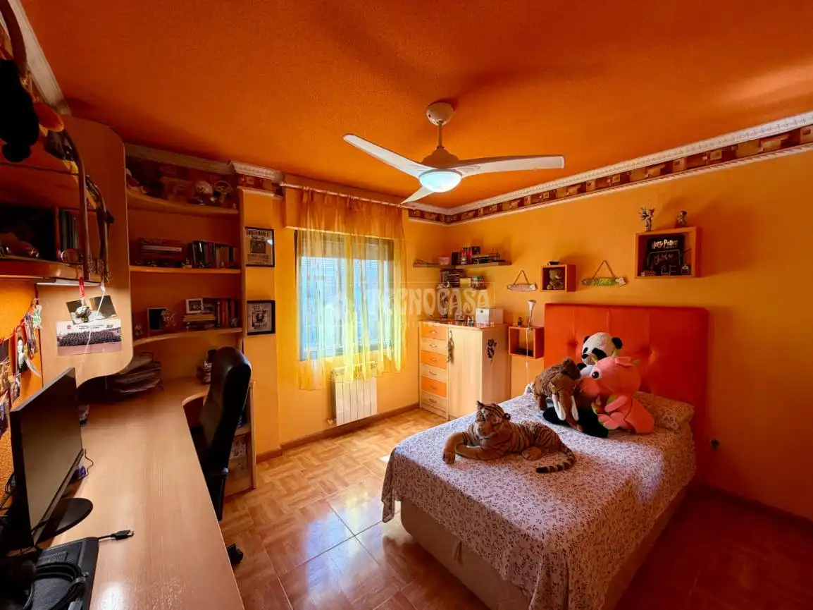 Schlafzimmer von Einfamilien-Reihenhaus zum Verkauf in Azuqueca de Henares mit Klimaanlage und Heizung