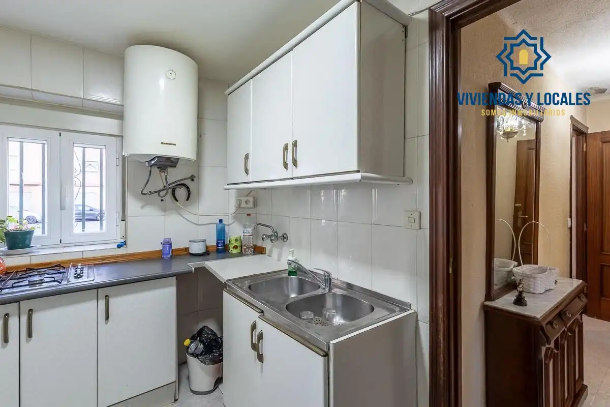 Kitchen of Flat for sale in Granada