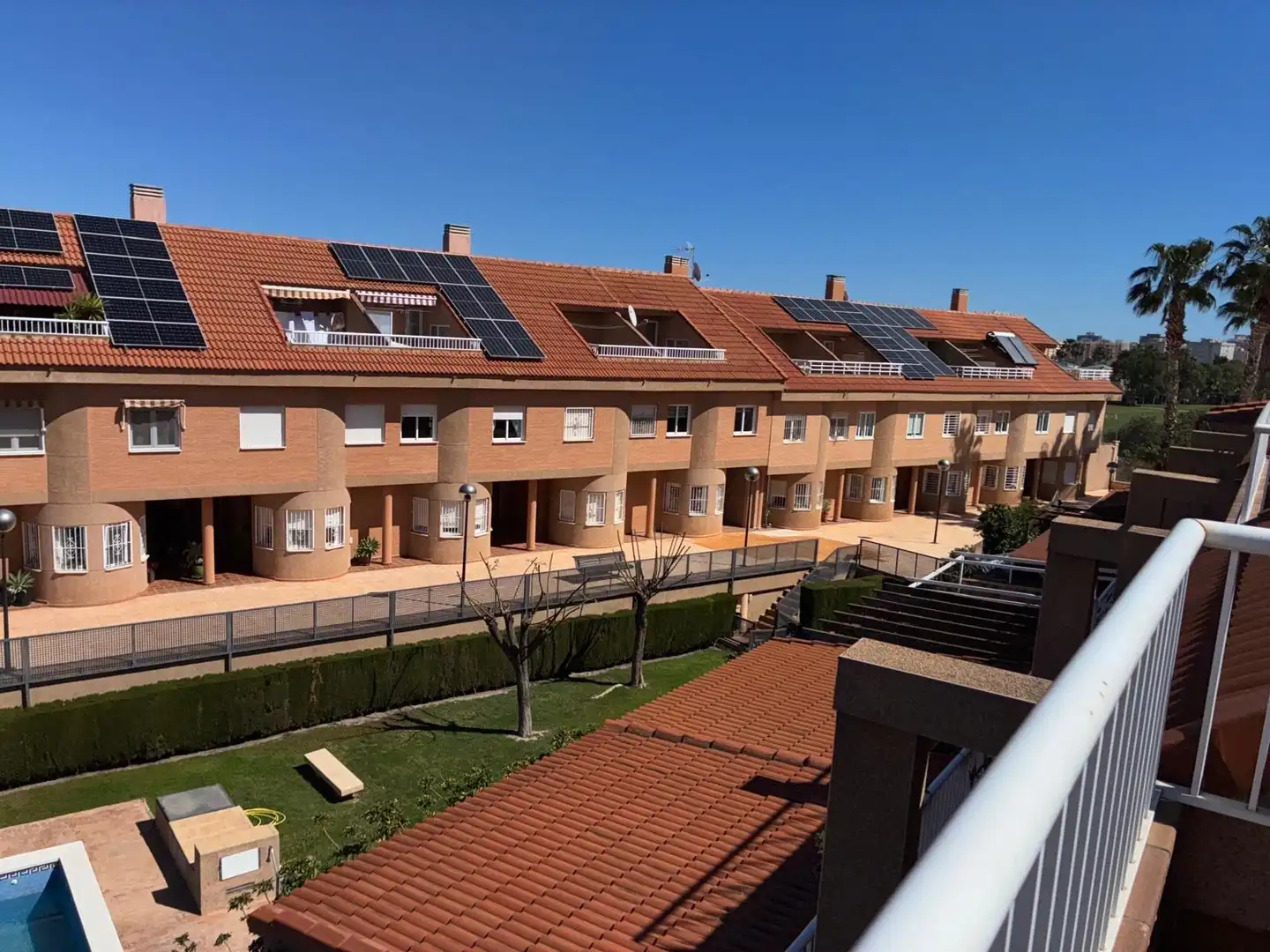 Vista exterior de Casa o xalet en venda en Alicante / Alacant amb Aire condicionat, Terrassa i Piscina comunitària