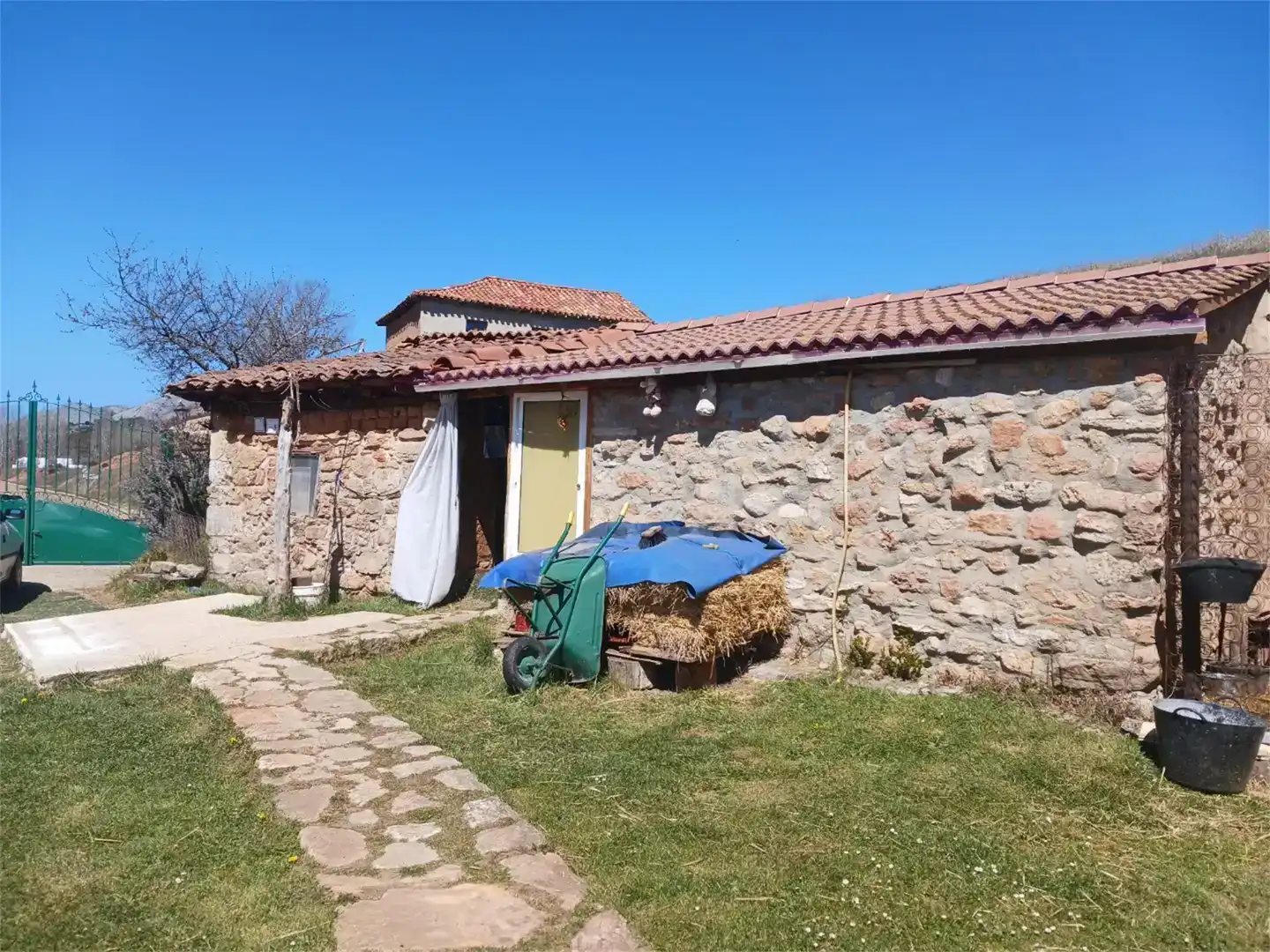Vista exterior de Casa o xalet en venda en Olmos de Ojeda amb Jardí privat, Traster i Moblat