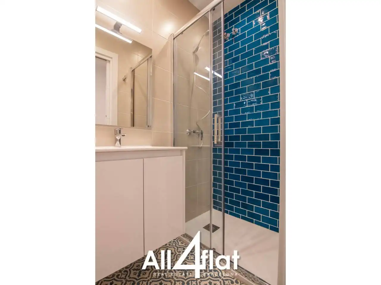 Bathroom of Flat for rent in Barcelona  with Air Conditioner and Alarm
