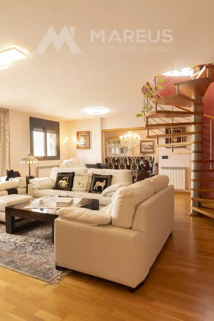 Sala d'estar de Àtic en venda en Vic amb Calefacció, Parquet i Terrassa