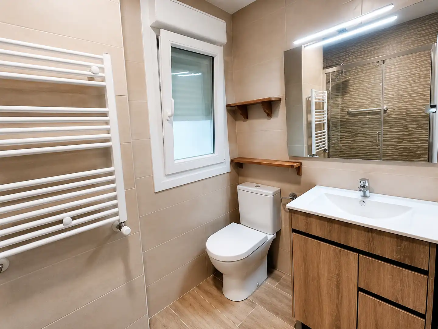 Baño de Piso de alquiler en Santander con Calefacción, Terraza y Horno