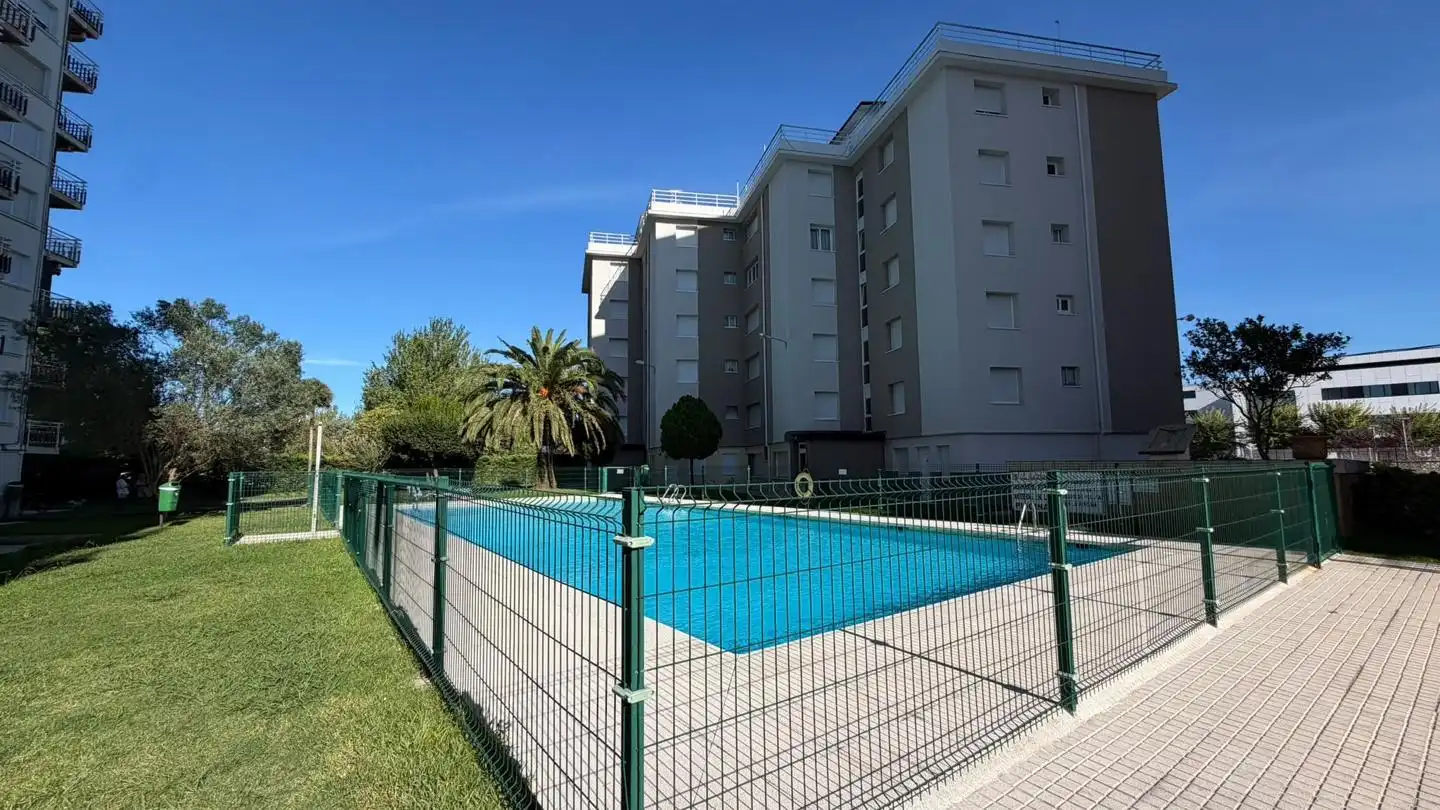 Schwimmbecken von Erdgeschoss zur Miete in Laredo
