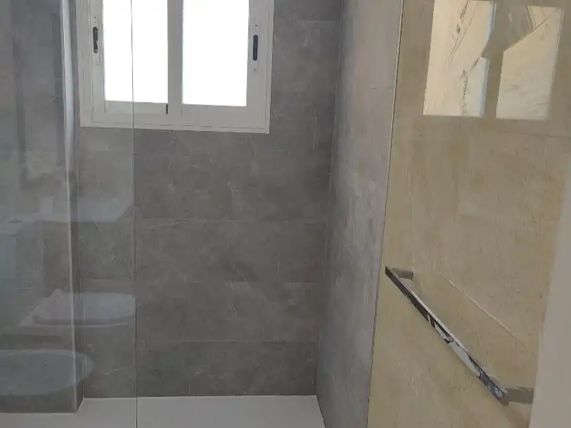 Badezimmer von Wohnungen zur Miete in Playamar - Benyamina