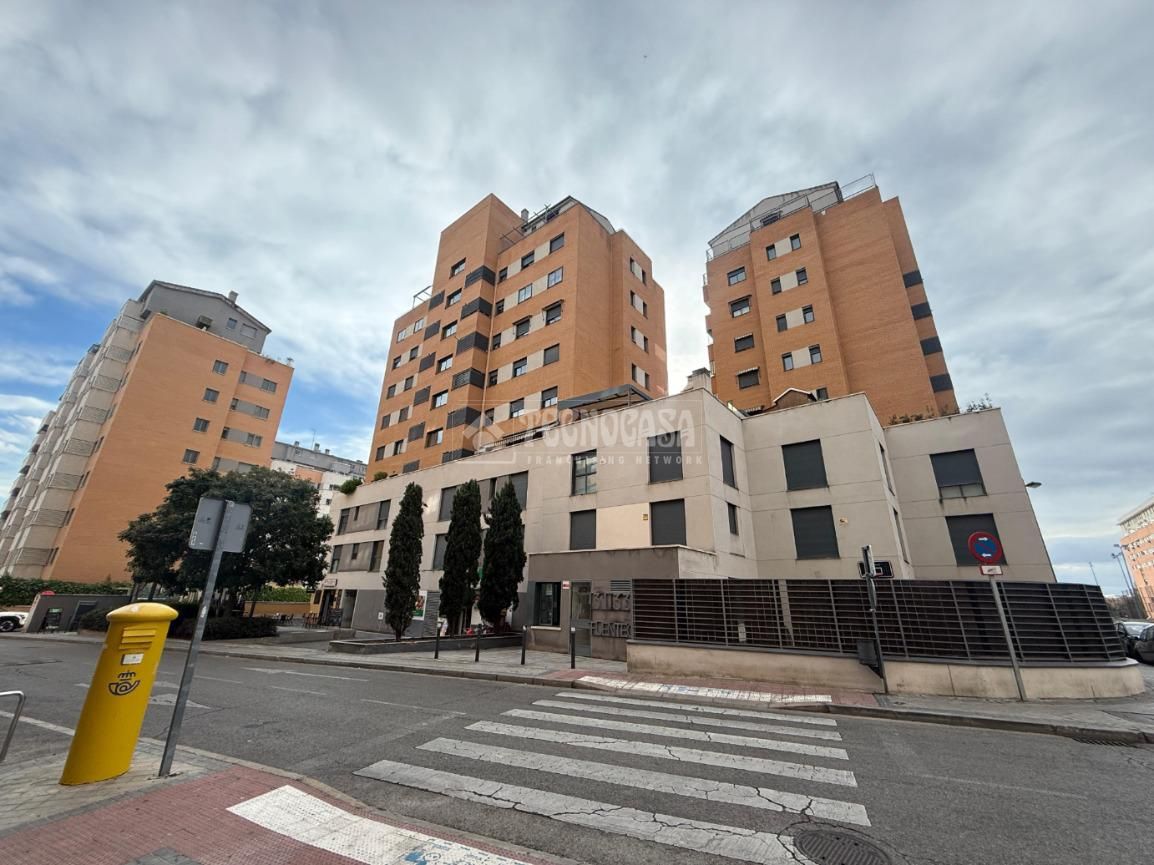Vista exterior de Àtic en venda en Alcorcón amb Aire condicionat, Calefacció i Parquet