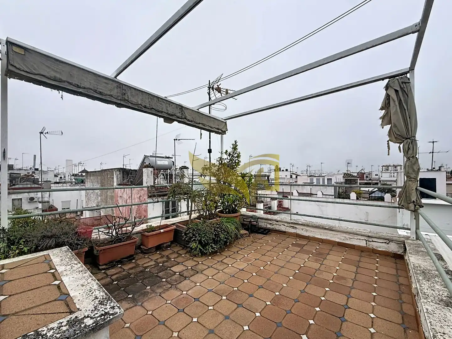Terrasse von Einfamilien-Reihenhaus zum Verkauf in Sevilla mit Klimaanlage, Heizung und Privatgarten