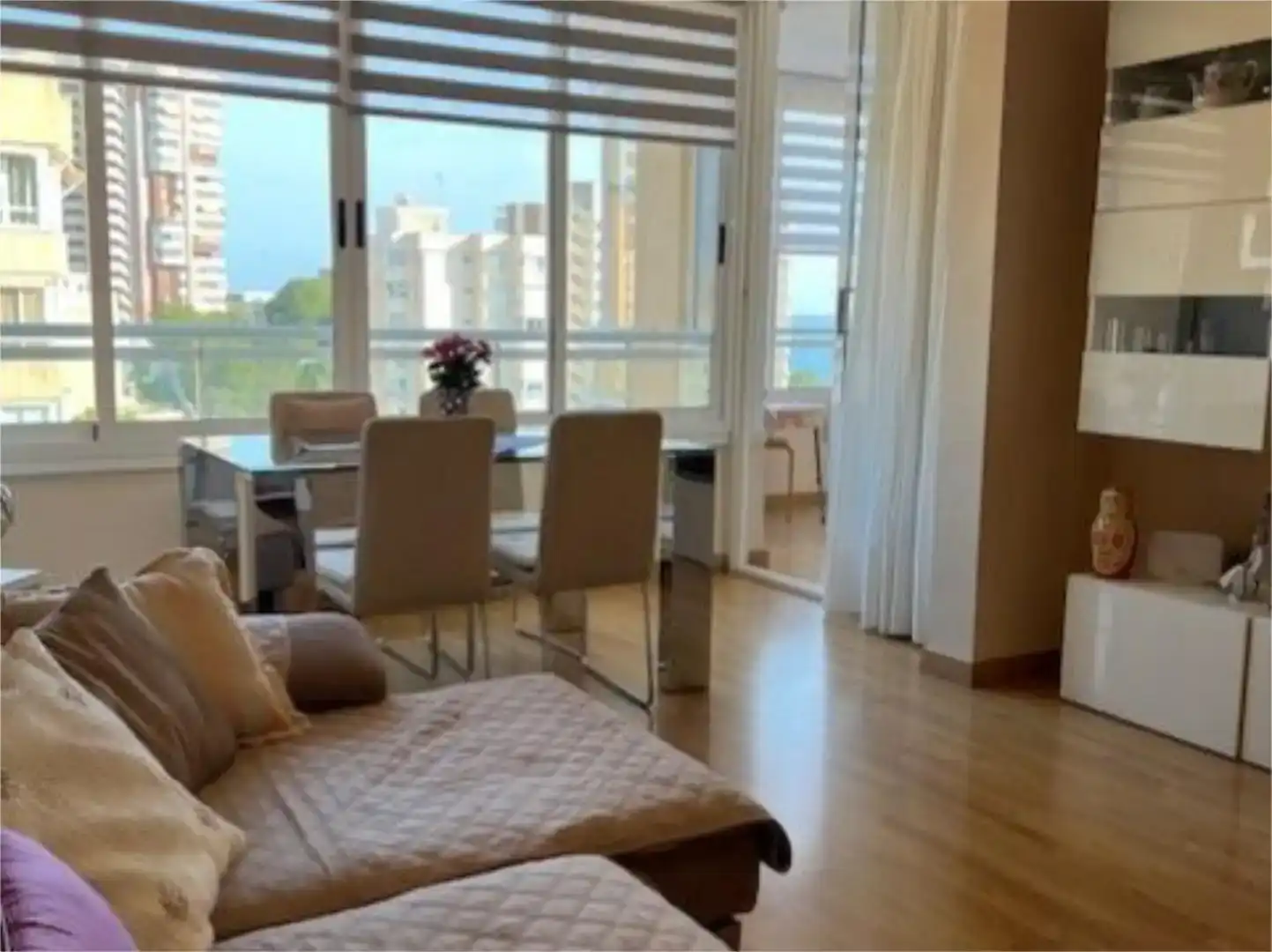 Sala d'estar de Pis en venda en Alicante / Alacant amb Parquet, Piscina i Moblat