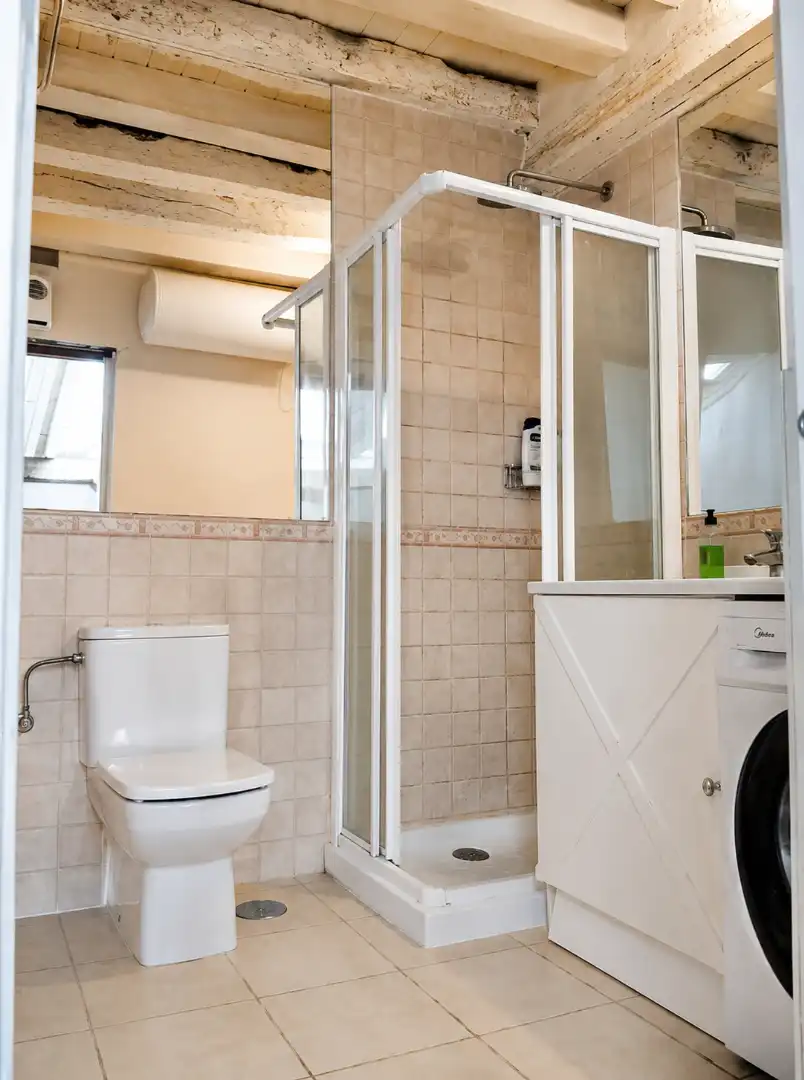 Badezimmer von Wohnung zur Miete in Santander mit Möbliert und Ofen