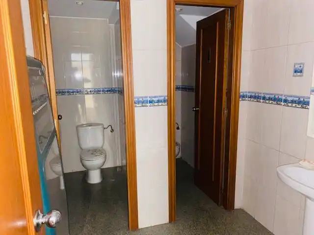 Baño de Local en venta en Ripollet con Aire acondicionado