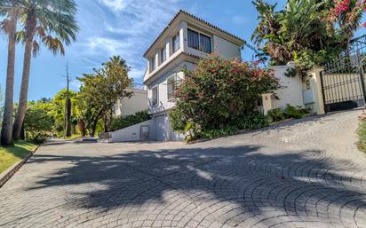 Vista exterior de Casa o xalet en venda en Marbella amb Aire condicionat, Terrassa i Piscina