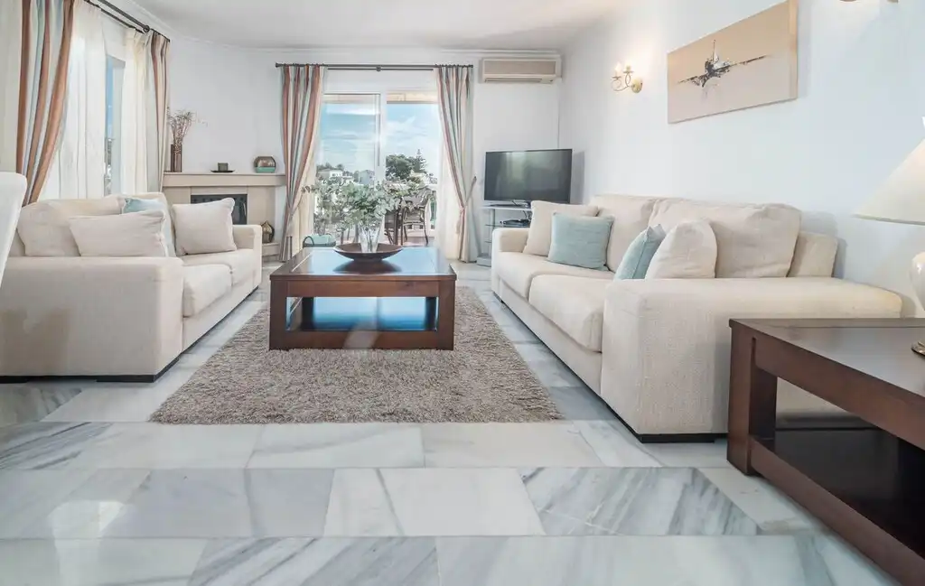 Sala d'estar de Casa o xalet en venda en Mijas amb Aire condicionat, Jardí privat i Terrassa