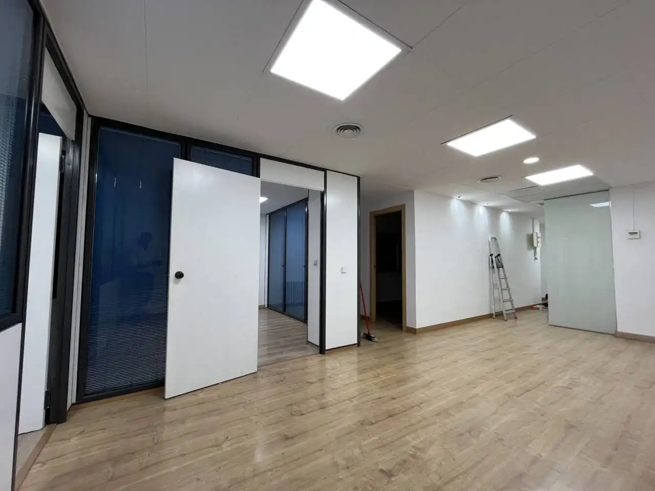 Büro zur Miete in Barcelona mit Klimaanlage, Heizung und Alarm