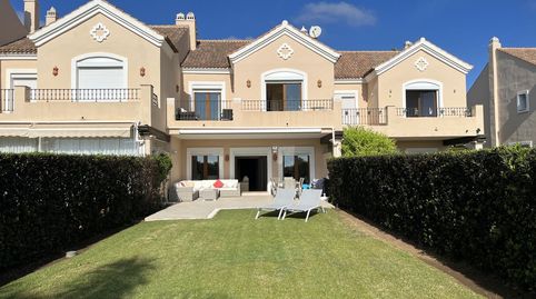 Foto 2 de Casa adosada en venta en Calle Calendula, 50, Paraiso - Barronal, Estepona