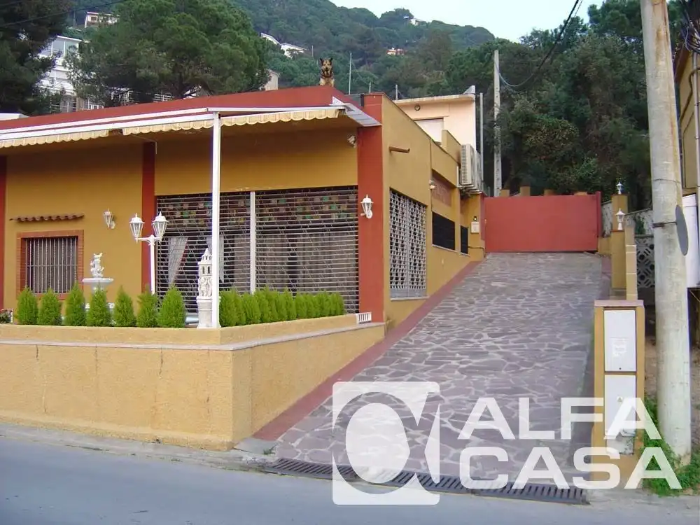 Exterior view of Commercial properties for sale in Lloret de Mar  with Air Conditioner, Parquet flooring and Internet
