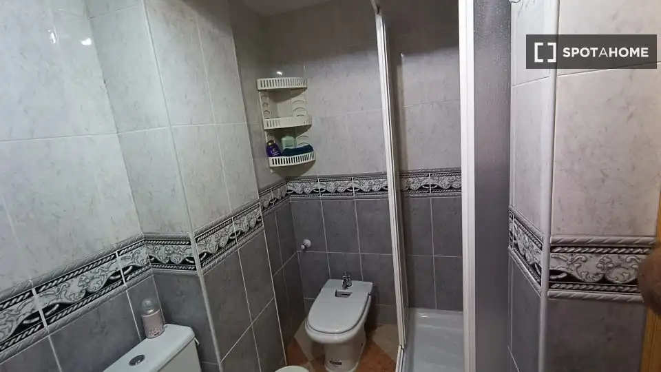Bany de Apartament per a compartir en Fuente Vaqueros amb Aire condicionat, Terrassa i Moblat