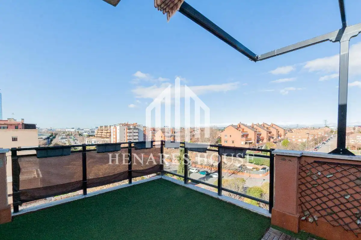Vista exterior de Àtic en venda en Alcalá de Henares amb Aire condicionat, Calefacció i Jardí privat