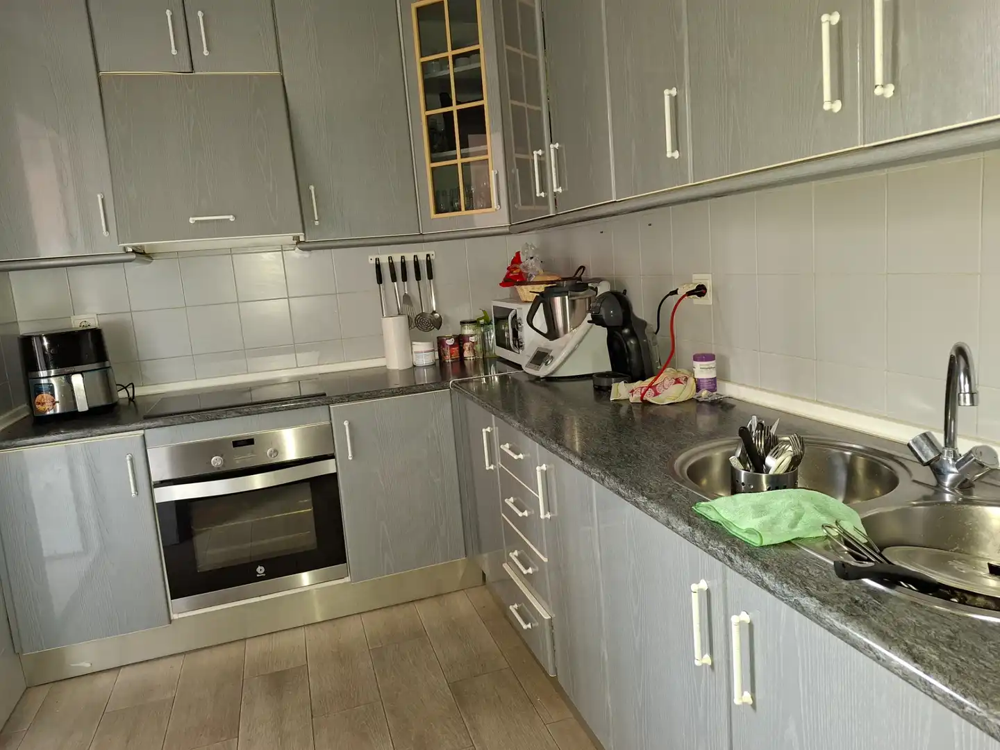 Kitchen of Flat for sale in Sevilla  with Air Conditioner, Terrace and Storage room