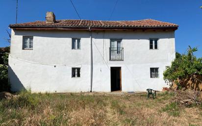 Vista exterior de Casa o xalet en venda en León Capital  amb Jardí privat i Terrassa