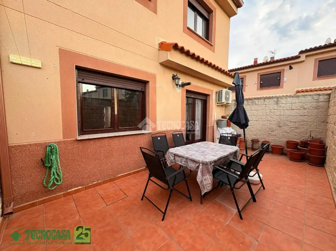 Terrassa de Casa adosada en venda en Villatobas amb Aire condicionat i Calefacció