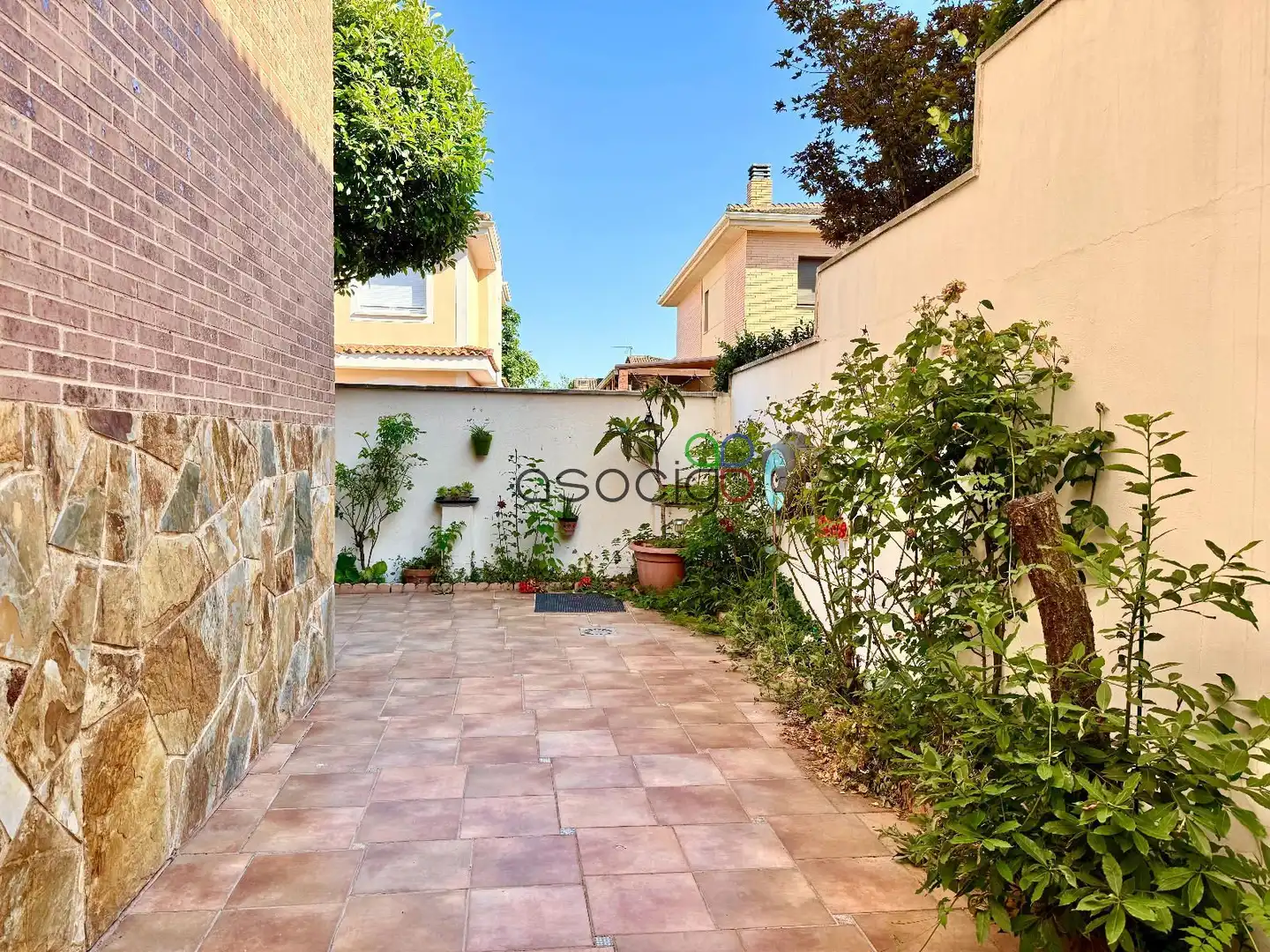 Jardín de Casa adosada en venta en Cabanillas del Campo con Aire acondicionado, Calefacción y Jardín privado