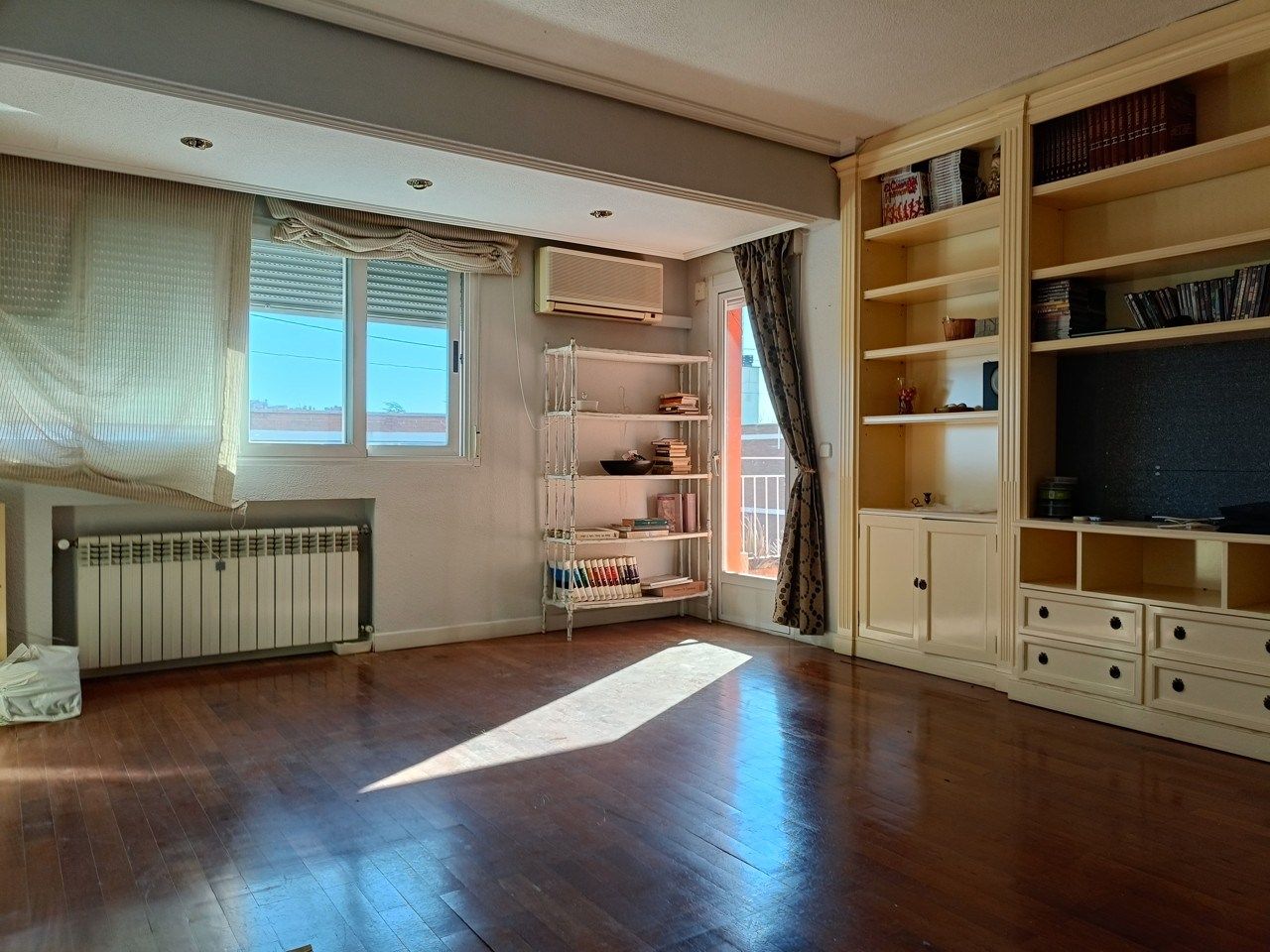 Living room of Flat to rent in  Madrid Capital  with Air Conditioner, Heating and Parquet flooring