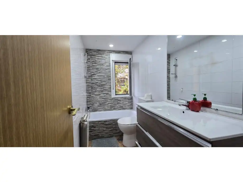 Bathroom of Flat for sale in Madrid