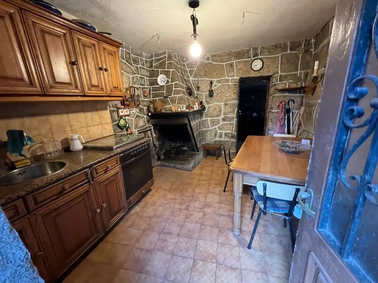 Cuina de Finca rústica en venda en Ourense Capital  amb Jardí privat, Terrassa i Moblat