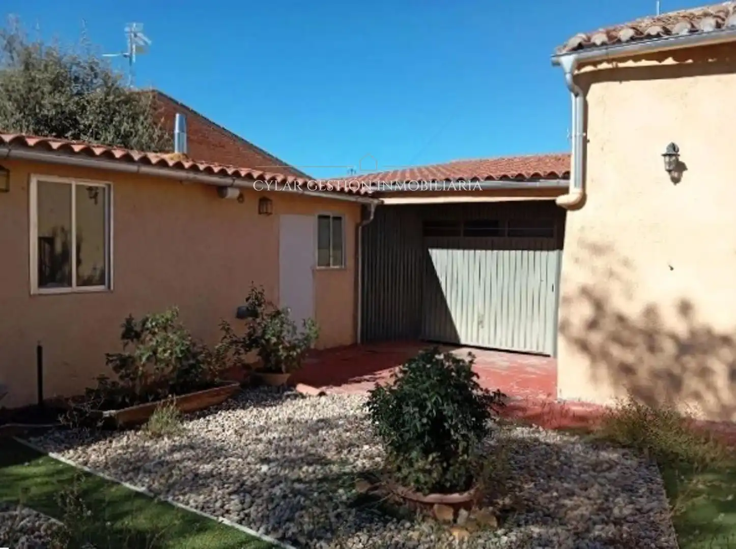 Vista exterior de Casa adosada en venda en Salmoral amb Calefacció i Piscina