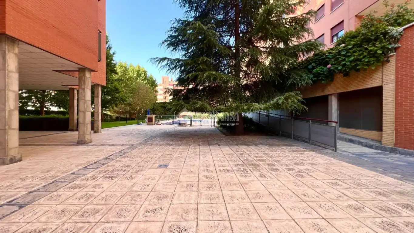 Exterior view of Flat for sale in Madrid  with Air Conditioner, Heating and Parquet flooring