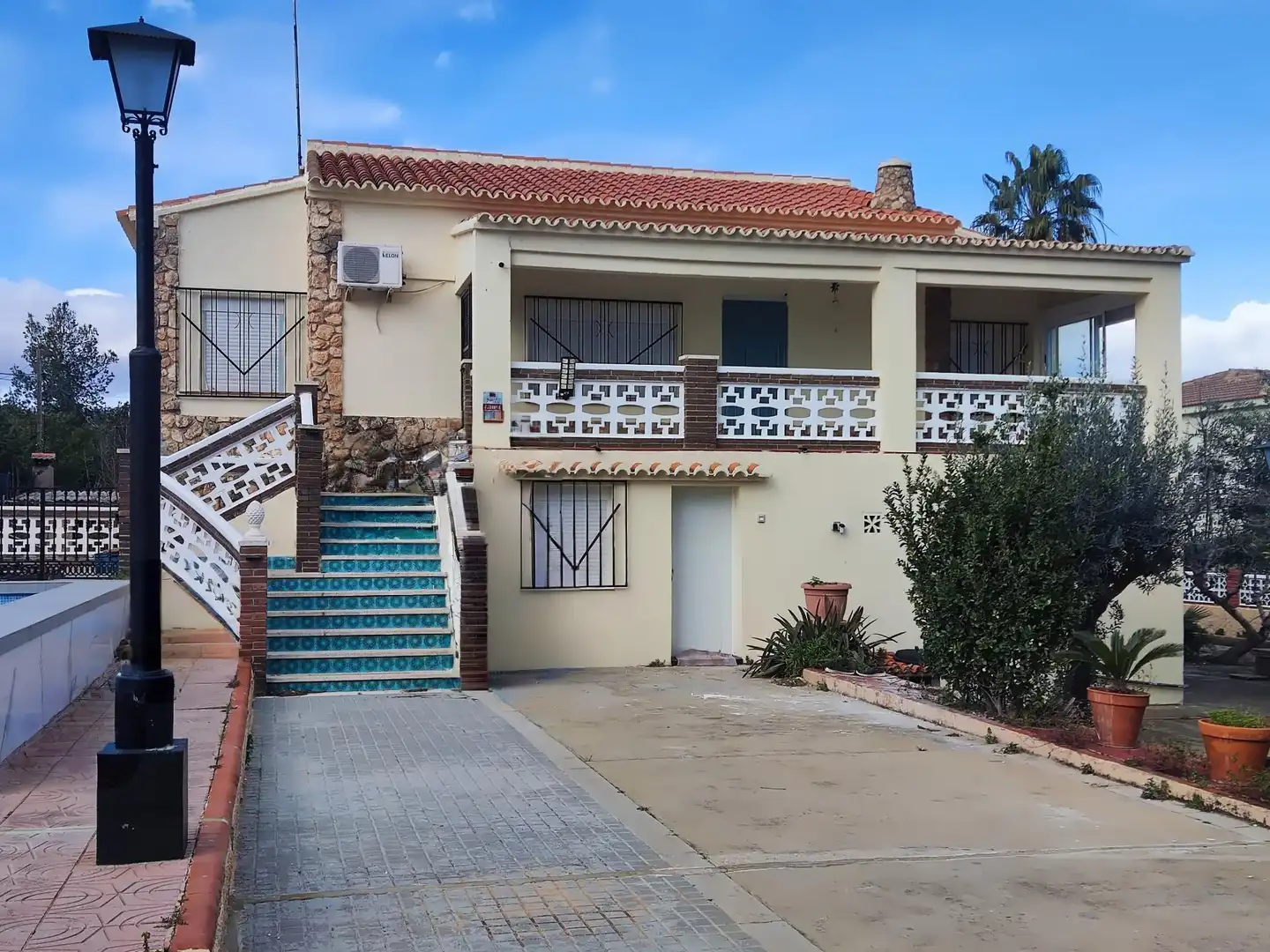 Vista exterior de Finca rústica en venda en Montserrat amb Calefacció, Terrassa i Piscina